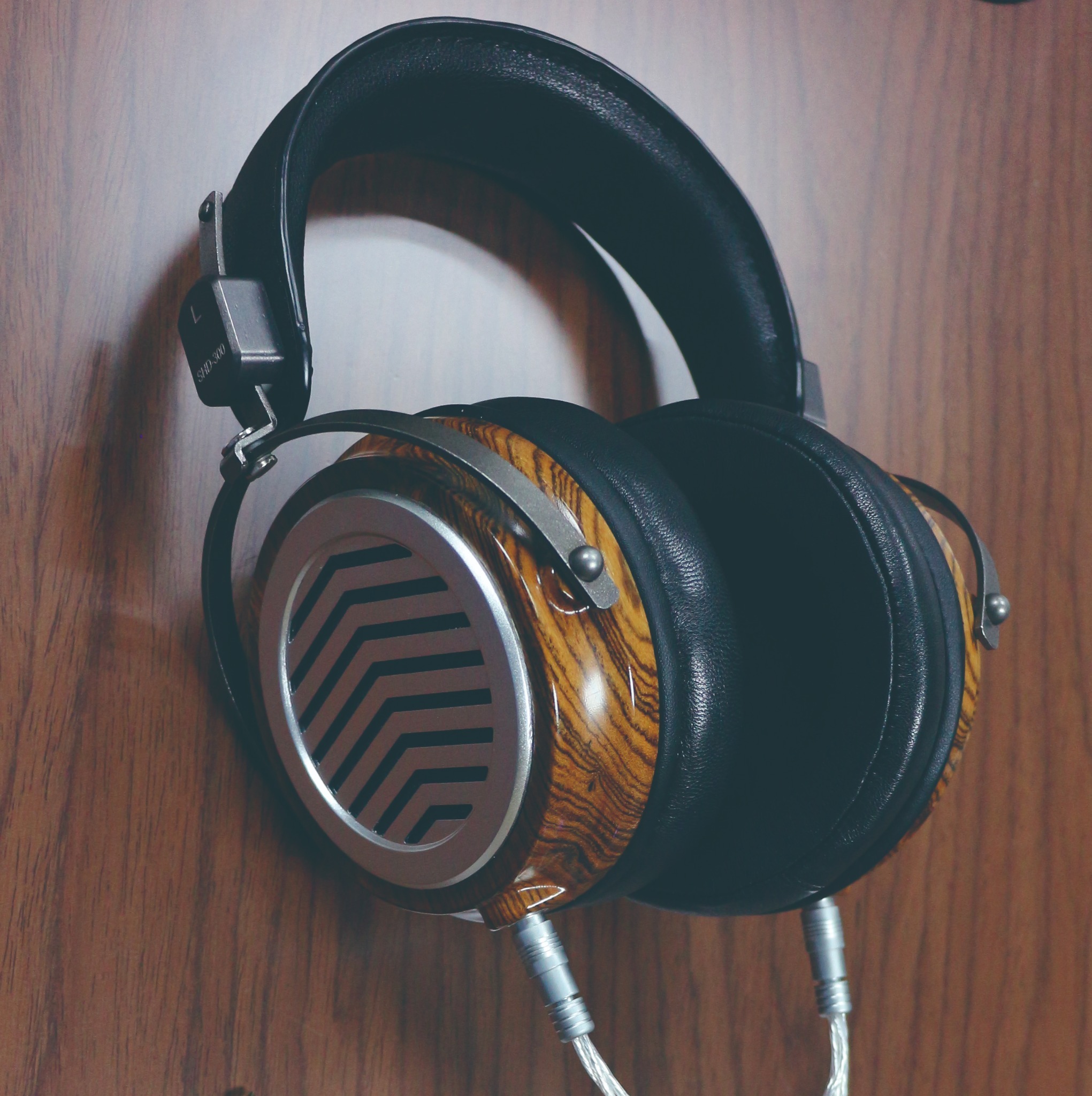 LyrusAudio SHD-300 木纹耳罩、金属格栅与耳垫的通栏特写